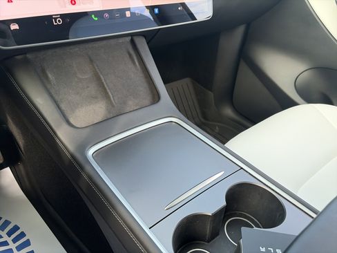 Used 2021 Tesla Model Y Long Range image 45