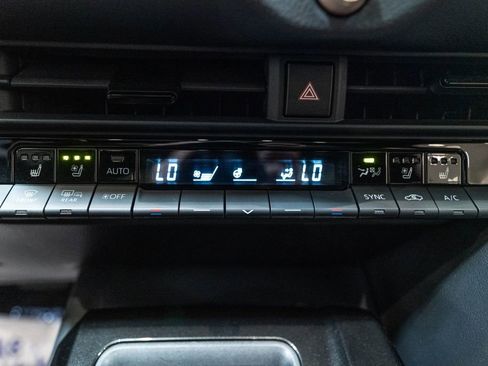 Used 2024 Toyota Crown Platinum AWD/4WD image 32
