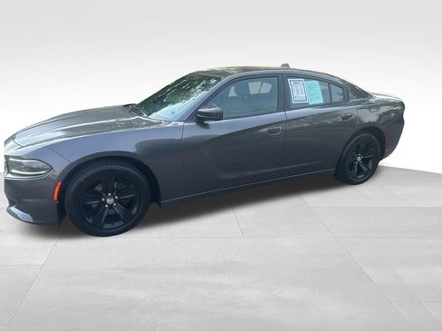 Used 2017 Dodge Charger SXT RWD image 4