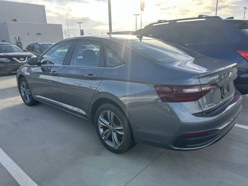 Used 2024 Volkswagen Jetta SE image 9