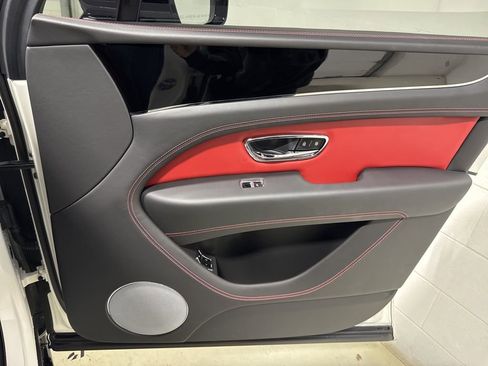 Used 2023 Bentley Bentayga image 48