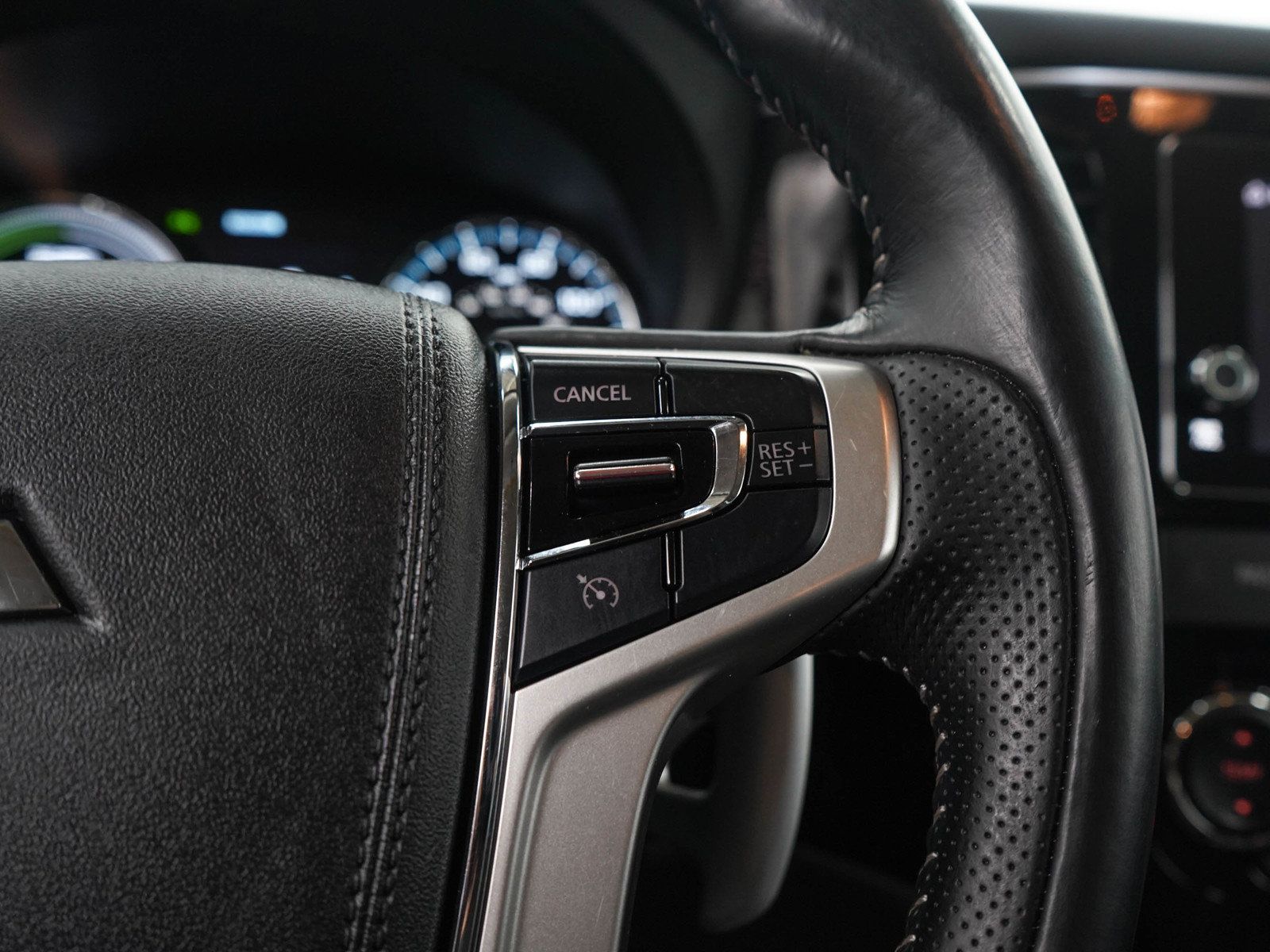 Used 2018 Mitsubishi Outlander 4WD Plug-In Hybrid image 26