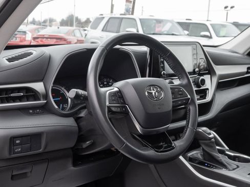 Used 2021 Toyota Highlander XLE image 23
