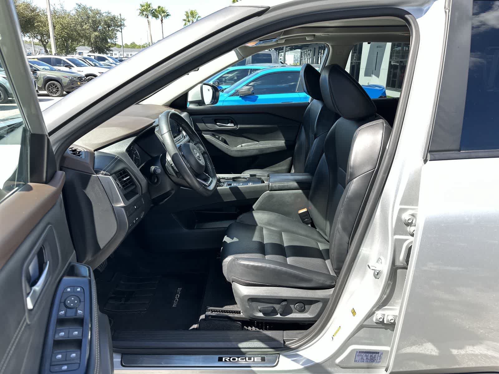 Used 2023 Nissan Rogue SV w/ SV Premium B Package FWD image 2