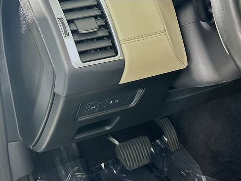 Used 2021 Land Rover Discovery S image 11