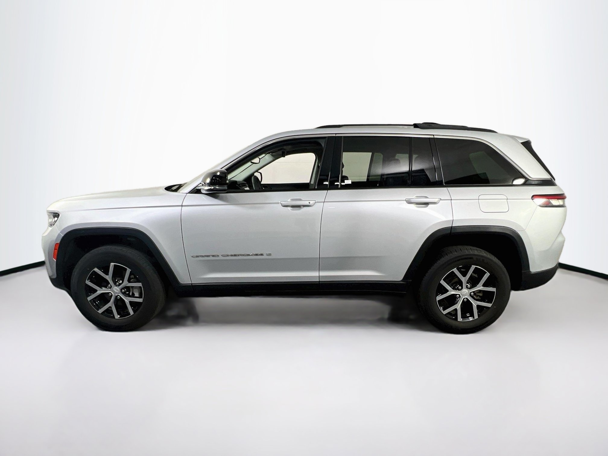 Used 2023 Jeep Grand Cherokee Limited AWD/4WD image 8
