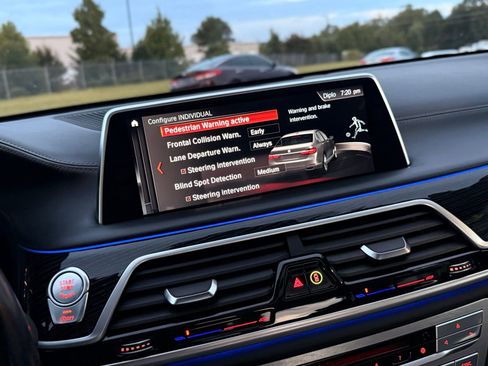 Used 2018 BMW 750i xDrive image 44