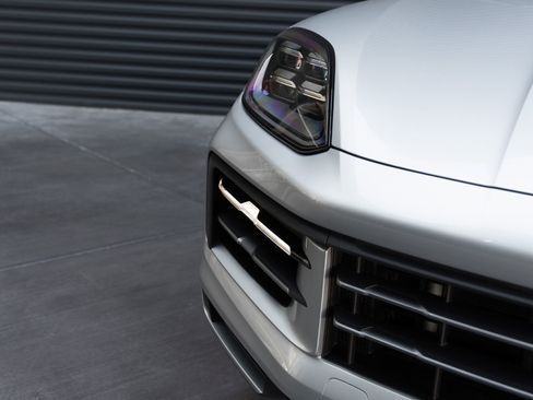 Certified 2025 Porsche Cayenne AWD/4WD image 40