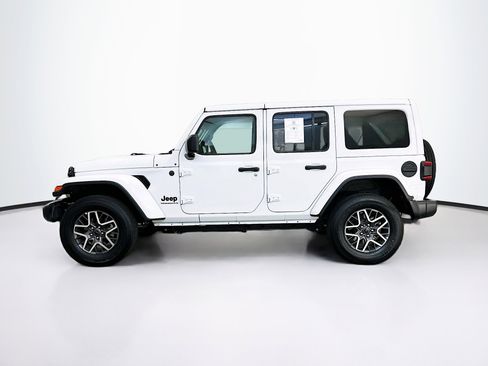 Used 2025 Jeep Wrangler Sahara image 4