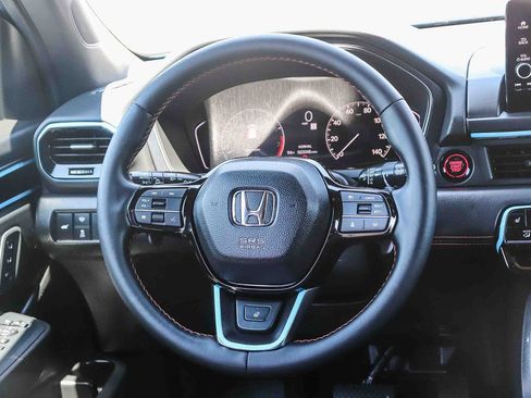 Used 2025 Honda Pilot TrailSport image 18