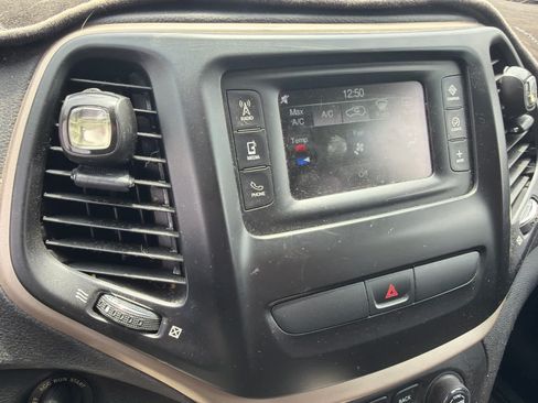 Used 2016 Jeep Cherokee Latitude AWD/4WD image 9