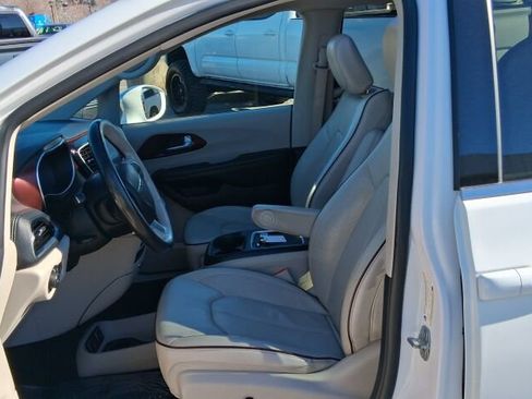 Used 2020 Chrysler Pacifica Limited image 21