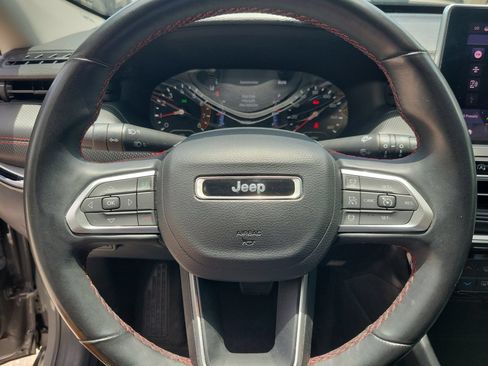Used 2022 Jeep Compass Trailhawk w/ Trailhawk Convenience Group AWD/4WD image 18