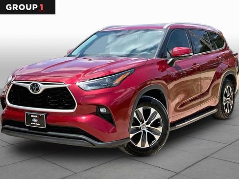 Used 2022 Toyota Highlander XLE FWD image 1