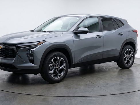 Used 2025 Chevrolet Trax LT FWD image 3