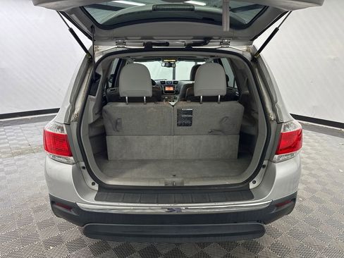 Used 2013 Toyota Highlander SE FWD image 16