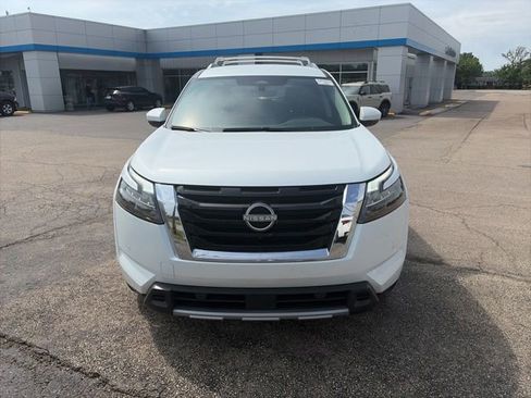 Used 2025 Nissan Pathfinder SL AWD/4WD image 9