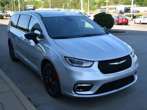 Used 2024 Chrysler Pacifica Touring-L FWD image 7