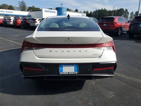 Used 2024 Hyundai Elantra Limited image 5