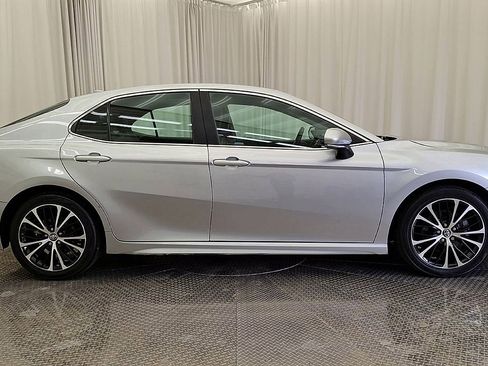 Certified 2018 Toyota Camry SE w/ Audio Package FWD image 4