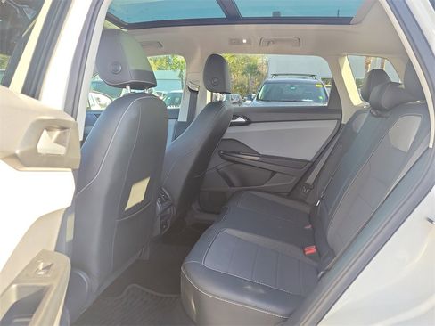 Used 2022 Volkswagen Taos SE w/ Panoramic Sunroof Package image 13