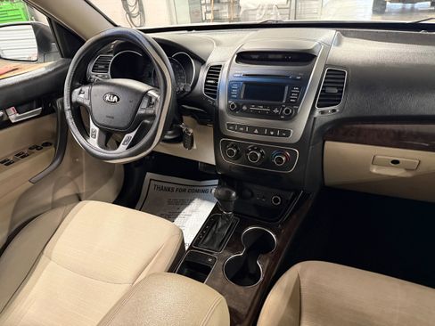 Used 2014 Kia Sorento LX image 19