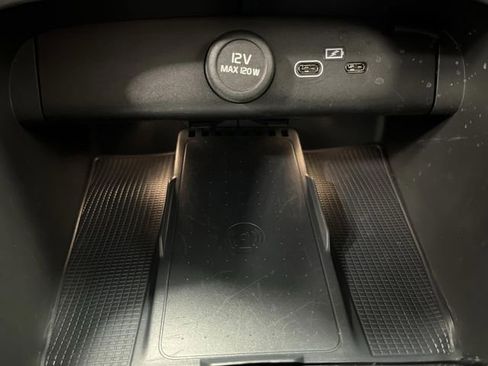 Used 2024 Volvo XC40 B5 Plus image 25