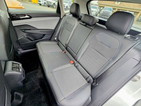 Used 2024 Volkswagen Taos SE w/ Taos Adventure Package image 30