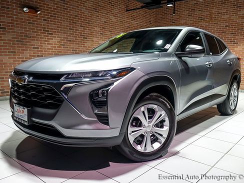 Used 2024 Chevrolet Trax LS w/ Driver Confidence Package image 2