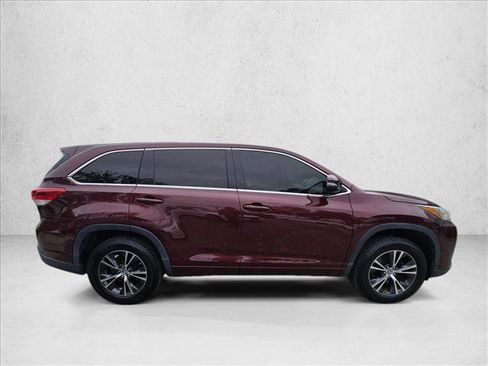 Used 2017 Toyota Highlander LE image 4