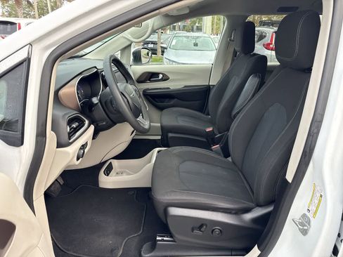 Used 2022 Chrysler Voyager LX image 13