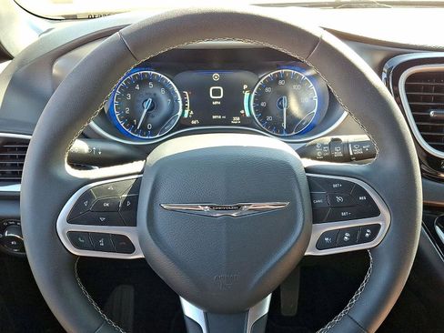 Used 2025 Chrysler Pacifica Select image 22