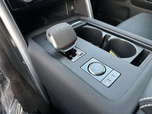 Used 2024 Land Rover Discovery Dynamic SE image 22