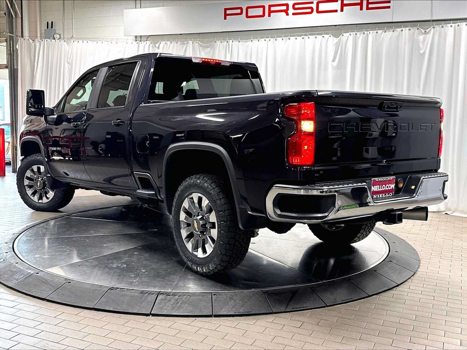 Used 2024 Chevrolet Silverado 2500 LT AWD/4WD image 3