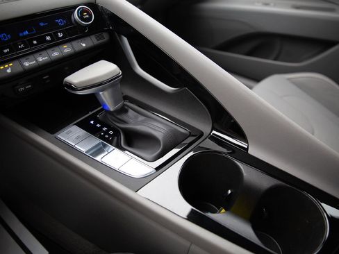 Used 2025 Hyundai Elantra SEL image 16