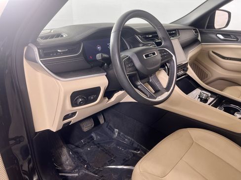 Used 2023 Jeep Grand Cherokee Limited AWD/4WD image 9