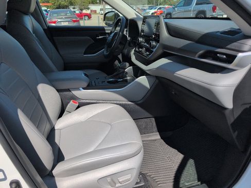 Used 2022 Toyota Highlander XLE image 10