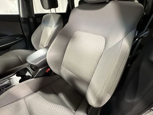 Used 2017 Hyundai Santa Fe SE image 18