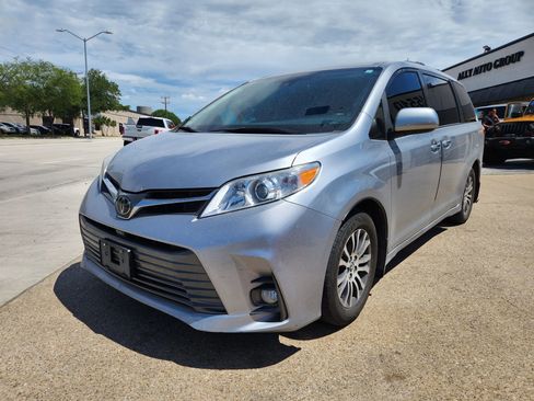 Used 2018 Toyota Sienna XLE w/ XLE Navigation Package FWD image 1