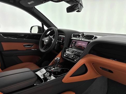 Used 2025 Bentley Bentayga image 2