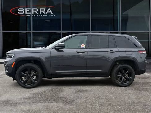Used 2025 Jeep Grand Cherokee Limited w/ Black Appearance Package AWD/4WD image 2