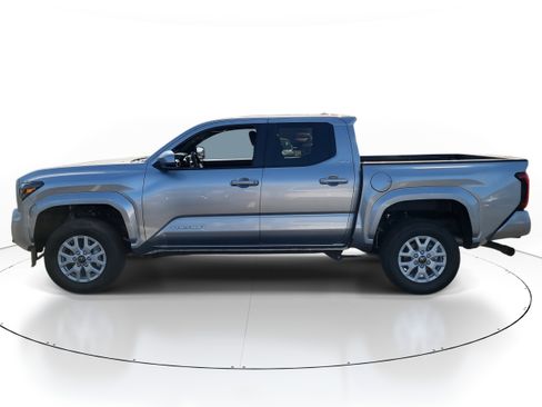 Used 2025 Toyota Tacoma SR5 image 3