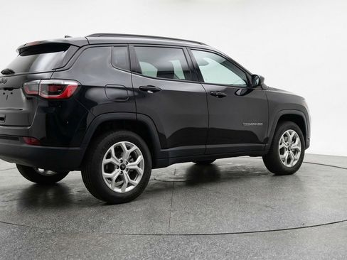 Used 2025 Jeep Compass Latitude AWD/4WD image 9