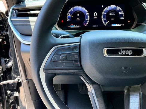 Used 2025 Jeep Grand Cherokee Limited w/ Black Appearance Package RWD image 10