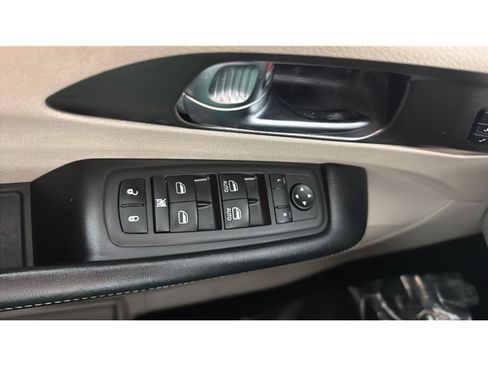 Used 2022 Chrysler Pacifica Touring-L FWD image 32