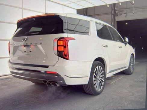 Used 2024 Hyundai Palisade Calligraphy image 2