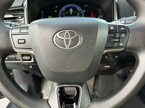 Used 2025 Toyota Camry LE image 33
