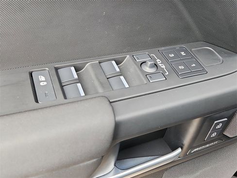 Used 2025 Land Rover Defender 110 S image 12