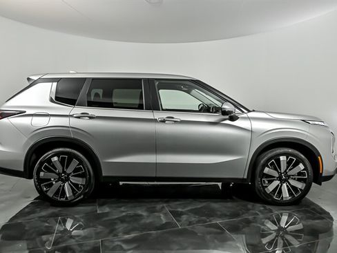 Used 2025 Mitsubishi Outlander AWD image 10