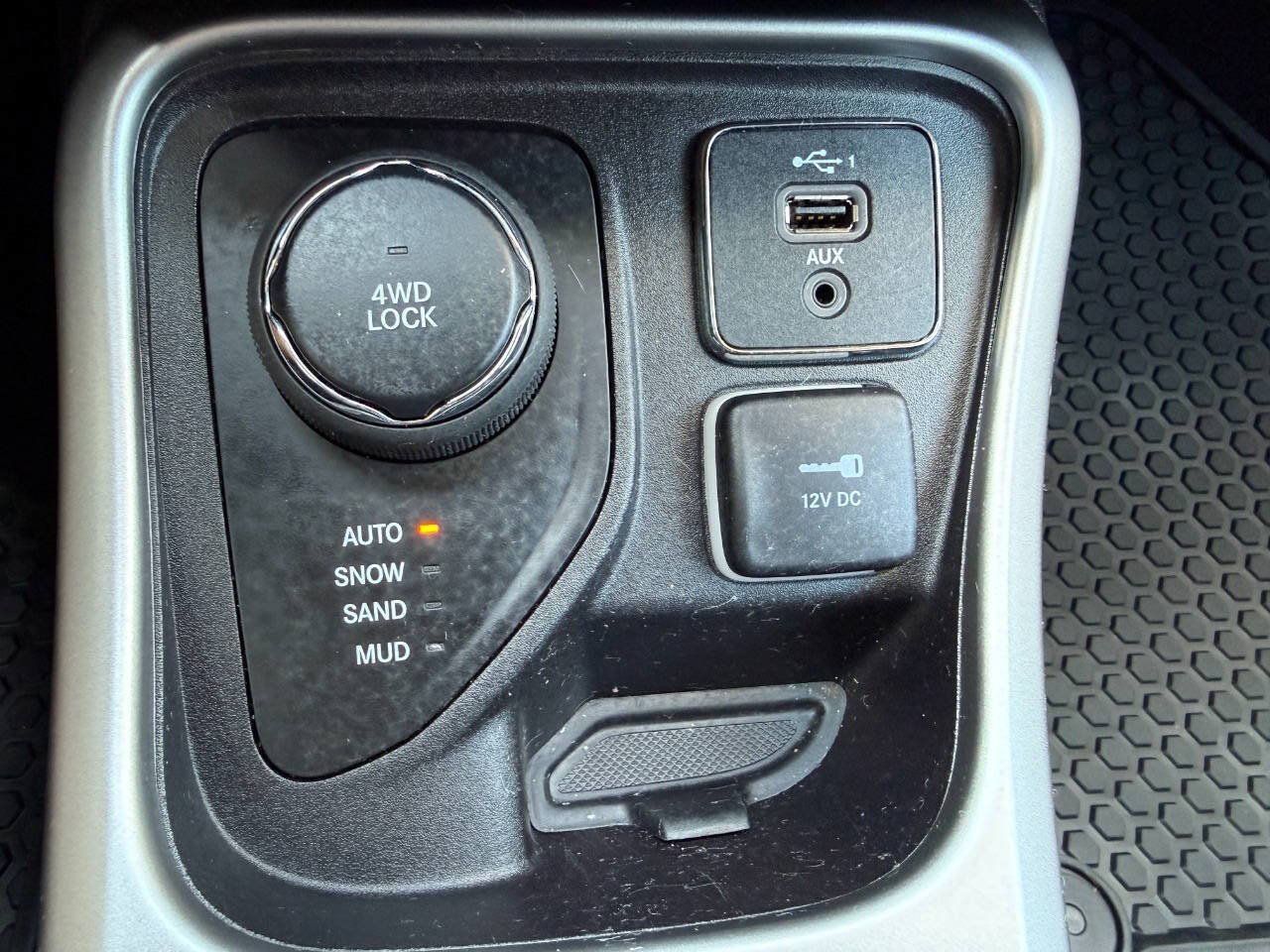 Used 2019 Jeep Compass Latitude w/ Cold Weather Group AWD/4WD image 17